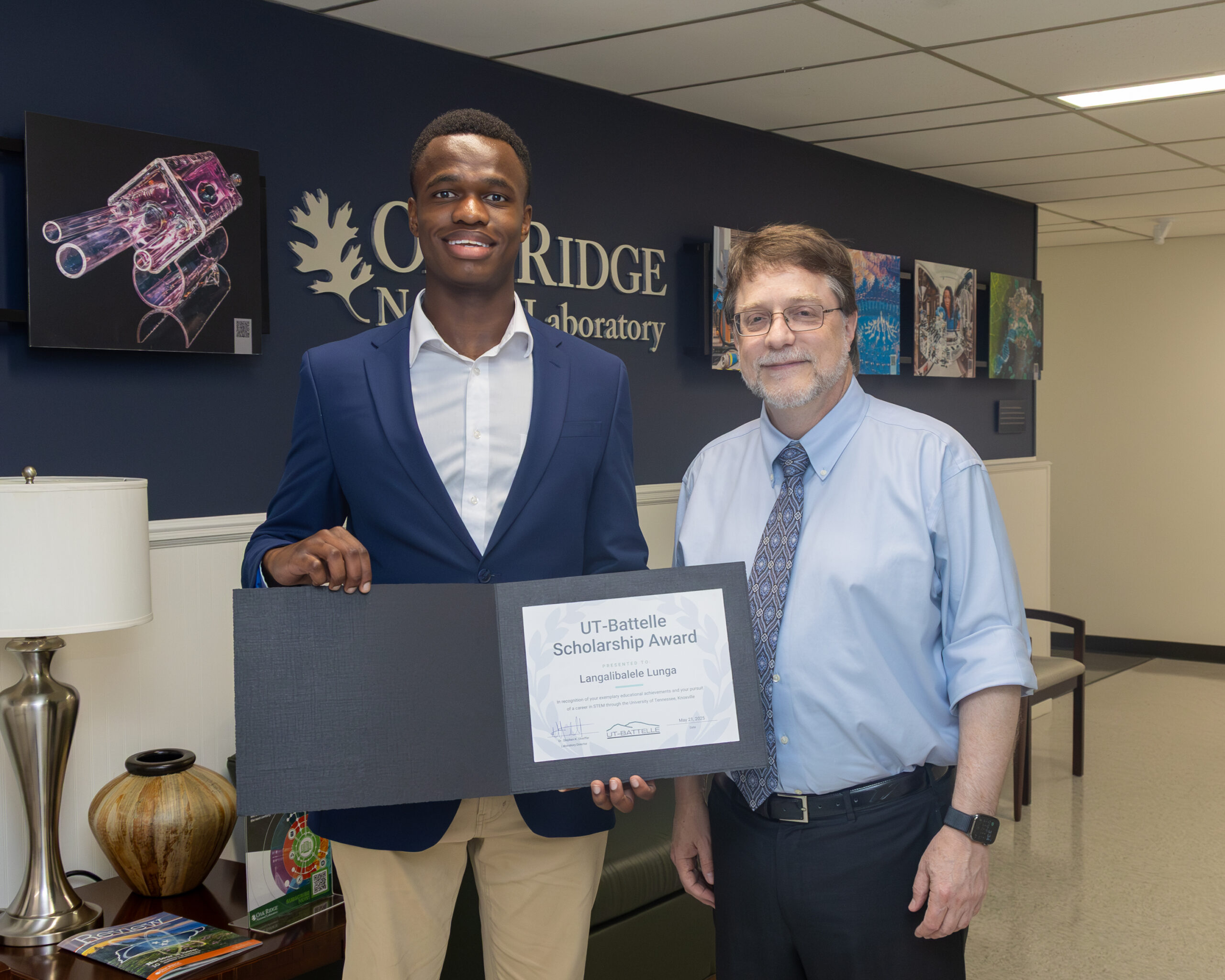 Langalibalele “Langa” Lunga stands with ORNL Director Stephen Streiffer